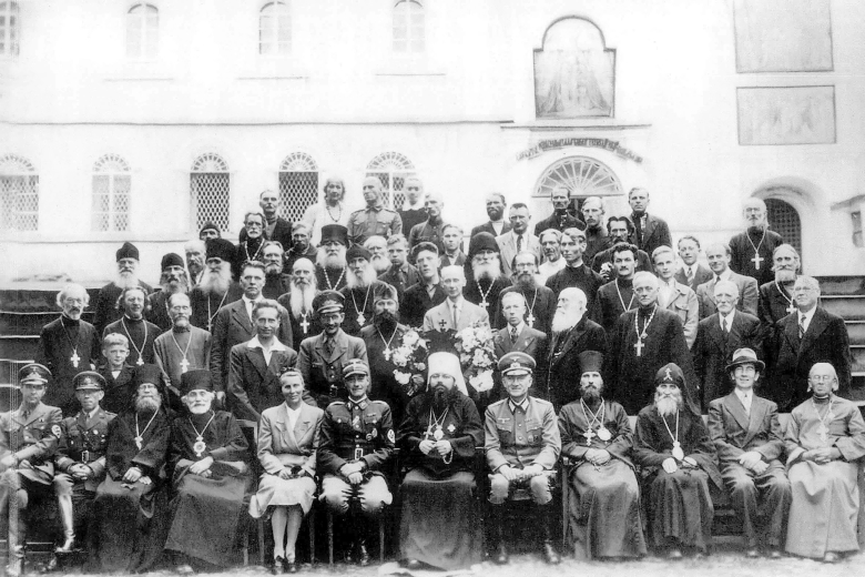 Монахи Псково-Печорского монастыря с архиереями Прибалтийского экзархата и немецкими военными и гражданскими чинами оккупационной администрации, август 1943