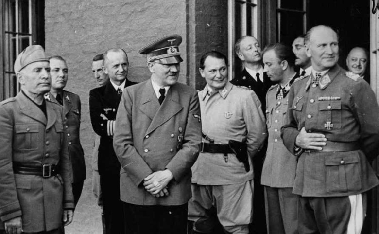 Бенито Муссолини, Мартин Борман, Карл Дениц, Адольф Гитлер, Герман Геринг и другие (слева-направо) во время встречи в замке Клессхейм в Зальцбурге, апрель 1943 год. Фото: wikipedia.org