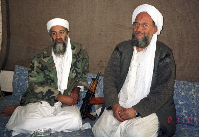 Лидеры террористической сети «Аль-Каида» (организация запрещена в РФ) Усама бен-Ладен (слева) и Айман аз-Завахири. Афганистан, 2001. Поимка главарей «Аль-Каиды» была одной из целей ввода войск США в Афганистан. Бен-Ладен был выслежен и убит в Пакистане в 2011 году, местонахождение аз-Завахири неизвестно.