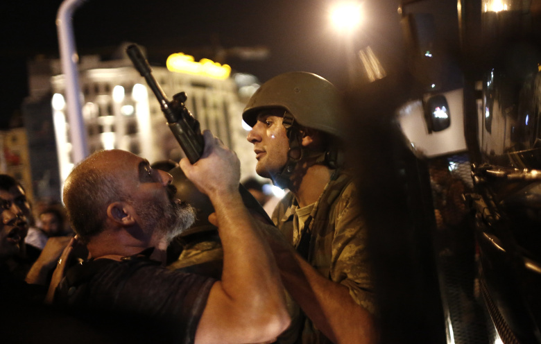 Полиция арестовывает участвовавших в мятеже солдат на площади Таксим в Стамбуле