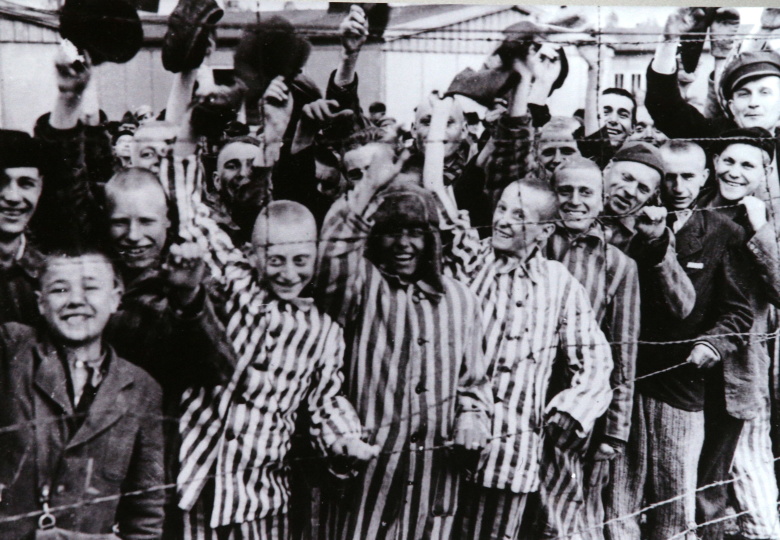 Фотография узников Дахау, освобожденных войсками США, представлена в мемориальном комплексе на территории бывшего концентрационного лагеря Дахау. Фото: Станислав Красильников / ТАСС