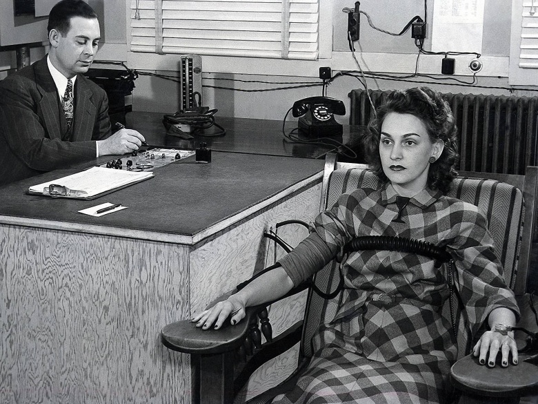 Сотрудница одной из атомных лабораторий США проходит проверку на детекторе лжи. 1944