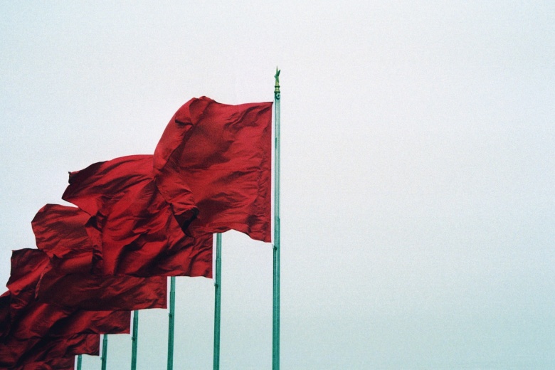 Флаги на площади Тяньаньмэнь (Пекин). Фото: Unsplash.com