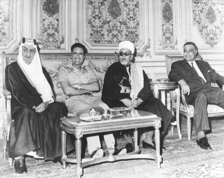 В связи с утратой доверия: вряд ли египетского президента Насера (справа) умышленно отсадили подальше от саудовского короля Фейсала, ливийского лидера Каддафи и йеменского президента Арьяни, но выглядит символично — после разгромного поражения в Шестидневной войне с Израилем Насер лишился значительной части своего авторитета в арабском мире (саммит в Каире, 1970).