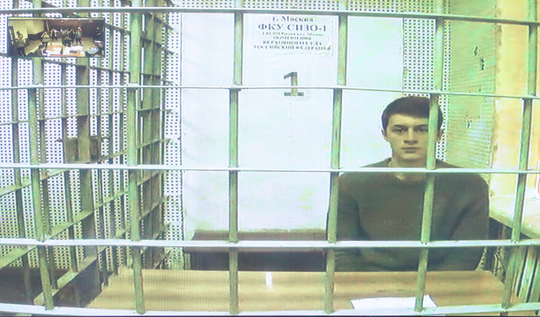 Егор Жуков по видеовключению в суде. Фото: Evgenia Novozhenina / Reuters