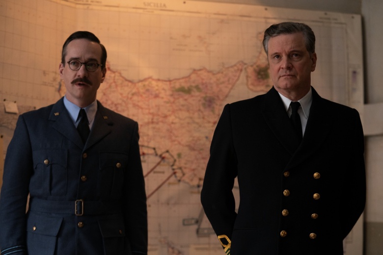 Мэттью Макфэдьен в роли Чарльза Чамли (слева) и Колин Фёрт в роли Юэна Монтегю, кадр из снятого по мотивам реальных событий фильма «Операция "Фарш"» (2021). На заднем плане — карта острова Сицилия, неочевидной главной цели плана