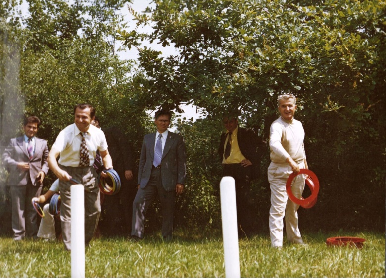 Николае Чаушеску (крайний справа) на отдыхе вместе со своим будущим победителем Ионом Илиеску (второй слева), тогда ещё — вполне верным соратником. Западная Молдова, 1976 год