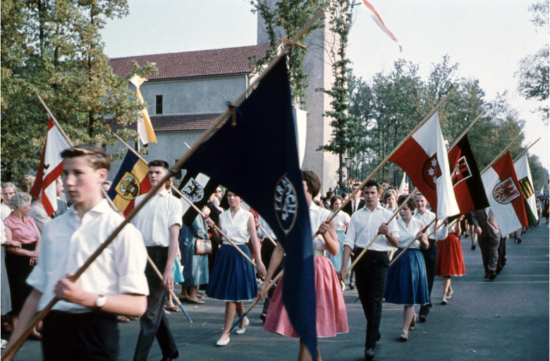 Шествие изгнанников с бывших окраин Третьего рейха, в руках — символика родных земель. Северный Рейн — Вестфалия, 1959 год