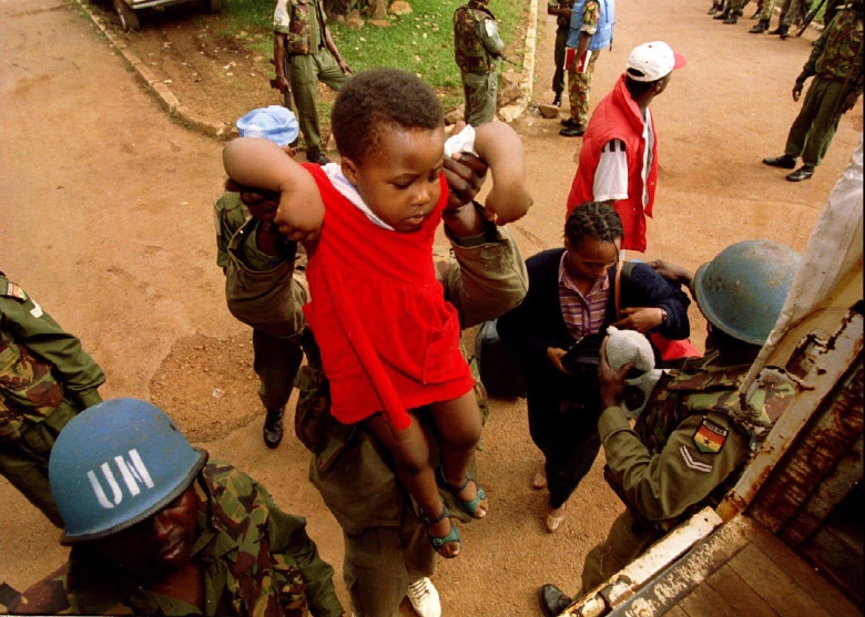 Эвакуация ребенка из Кигали, 1994 год. Фото: Corinne Dufka / Reuters