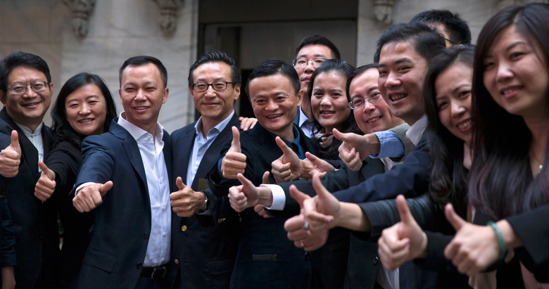 Основатель Alibaba Group Holding Ltd Джек Ма, вице-председатель и соучредитель Джозеф Цай и другие сотрудники компании на Нью-Йоркской фондовой бирже.