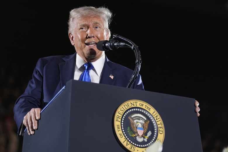 Президент США Дональд Трамп выступает с речью на церемонии вручения дипломов в Университете Алабамы 1 мая 2025