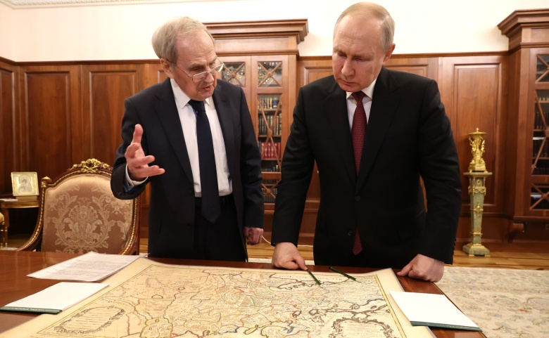 Валерий Зорькин и Владимир Путин за изучением старинной карты