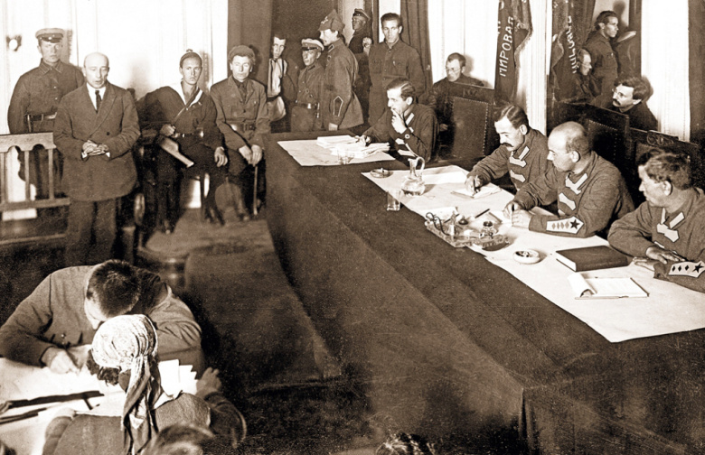 Борис Савинков (стоит второй слева) на суде. 1924 г.