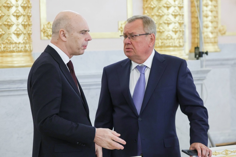 Москва, Кремль, 17 января 2025 года. Министр финансов России Антон Силуанов и президент-председатель правления Банка ВТБ Андрей Костин ждут начала расширенной встречи президента России Владимира Путина с президентом Ирана Масудом Пезешкианом. После этой встречи в интервью телеканалу "Россия" Костин заявил, что "SWIFT надо убить просто-напросто - в хорошем смысле слова: отказаться от него и больше с ним не работать"