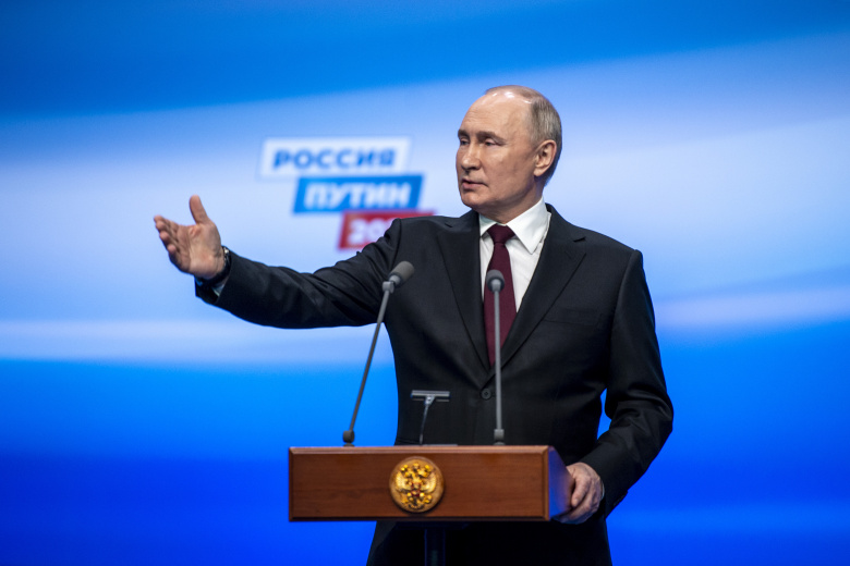 Владимир Путин объявляет о своей победе на выборах президента России