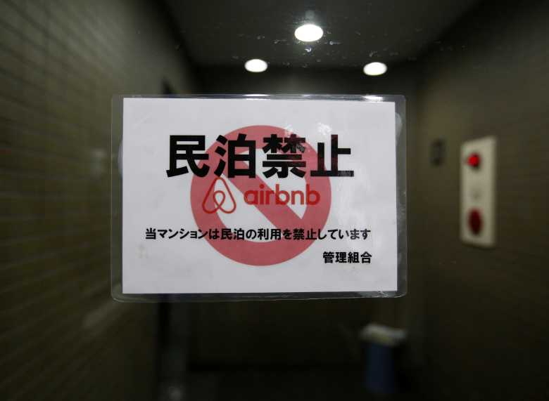 Знак, запрещающий сдавать жилье через Airbnb. Токио. Фото: Kim Kyung-Hoon / Reuters