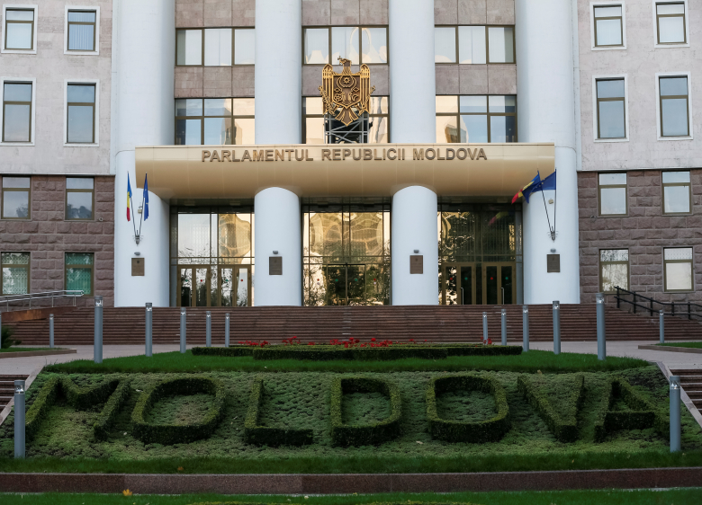 Здание парламента Молдавии в центре Кишинева. Фото: Gleb Garanich / Reuters