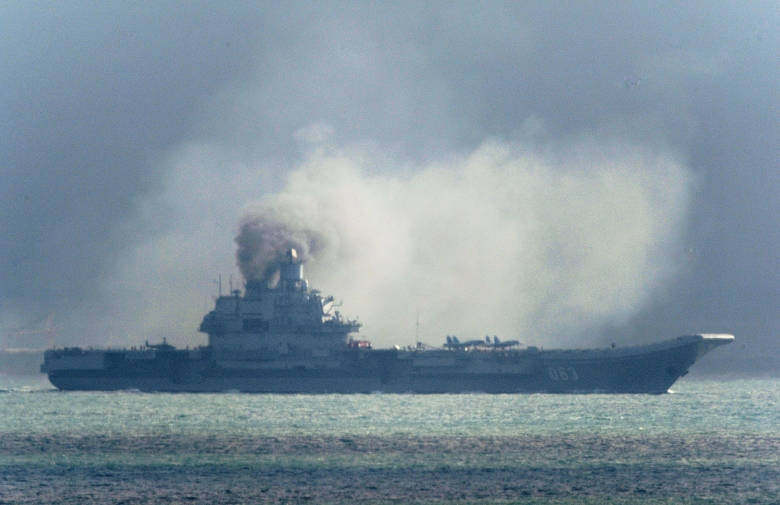 Авианесущий крейсер «Адмирал Кузнецов» проходит Ла-Манш.
