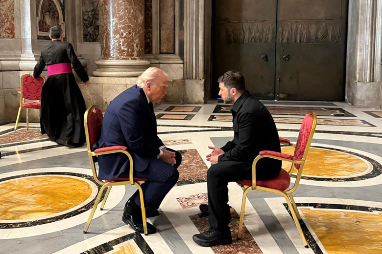 Дональд Трамп и Владимир Зеленский на импровизированных переговорах в соборе Святого Петра в Риме, 30 апреля 2025 года, день подписания соглашения о создании фонда