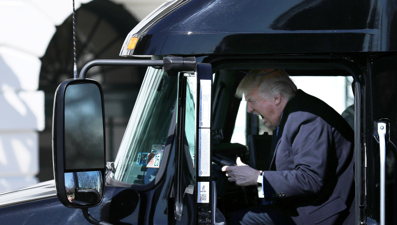 Президент США Дональд Трамп приветствует дальнобойщиков и руководителей для участия в совещании по здравоохранению в Белом доме в Вашингтоне. Фото: Carlos Barria / Reuters
