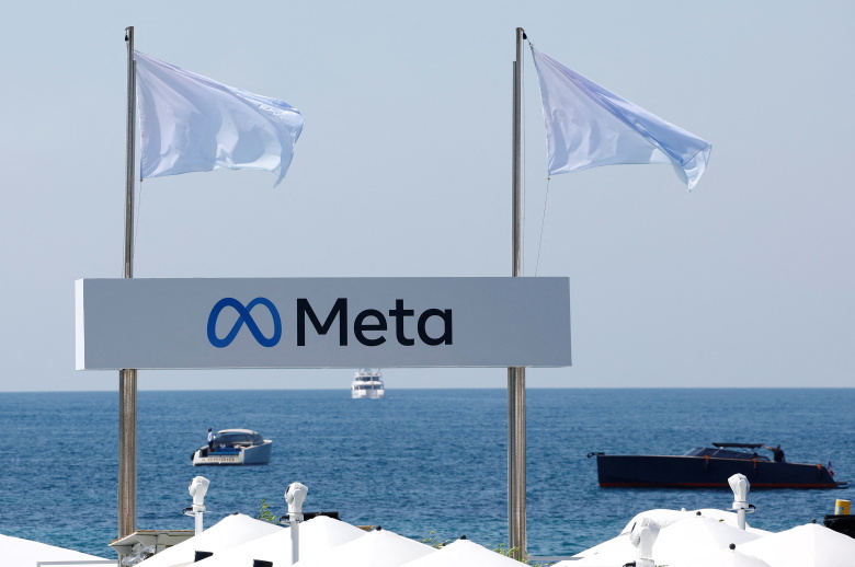 Логотип компании Meta (признана в России экстремистской организацией и запрещена) на пляже во время Международного фестиваля «Каннские львы»
