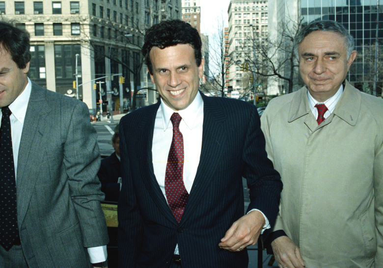 Майкл Милкен (в центре), 1989 год. Фото: Gerald Herbert / AP