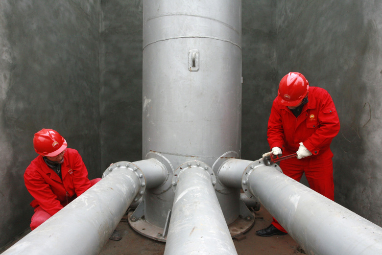 Рабочие на нефтеперерабатывающем заводе. Фото: Reuters