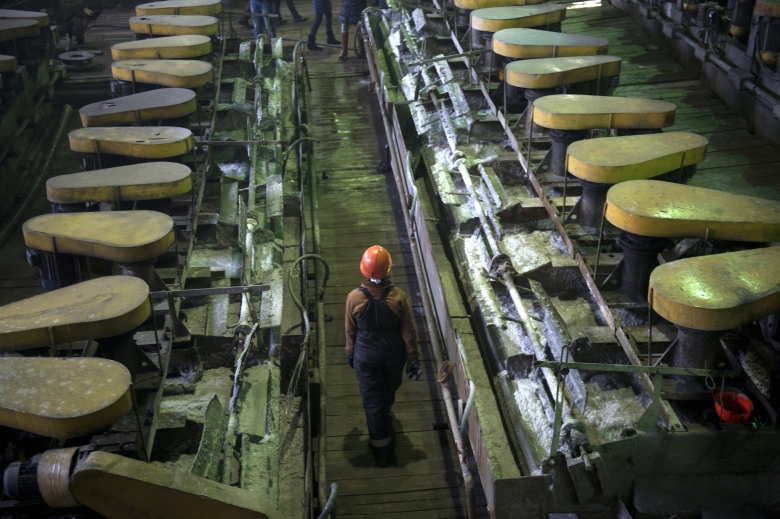 Рабочие на Центральной обогатительной фабрике Березовского золотоносного рудника в Свердловской области.