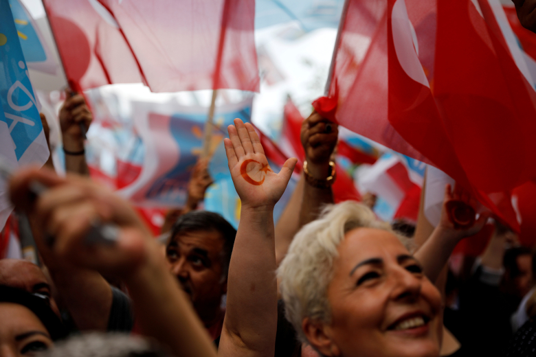 Участники предвыборного митинга в Турции