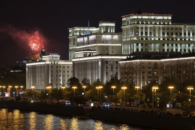 Праздничный салют на фоне Министерства обороны со стороны Крымского моста