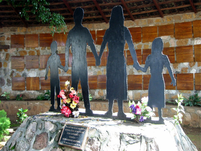 Мемориал в память о жертвах массового убийства в Мосоте
