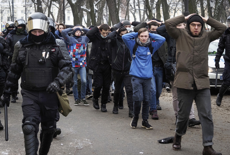 Сотрудники полиции задерживают участника несогласованной акции в поддержку Алексея Навального на одной из улиц Санкт-Петербурга. Фото: Dmitri Lovetsky / AP / TASS