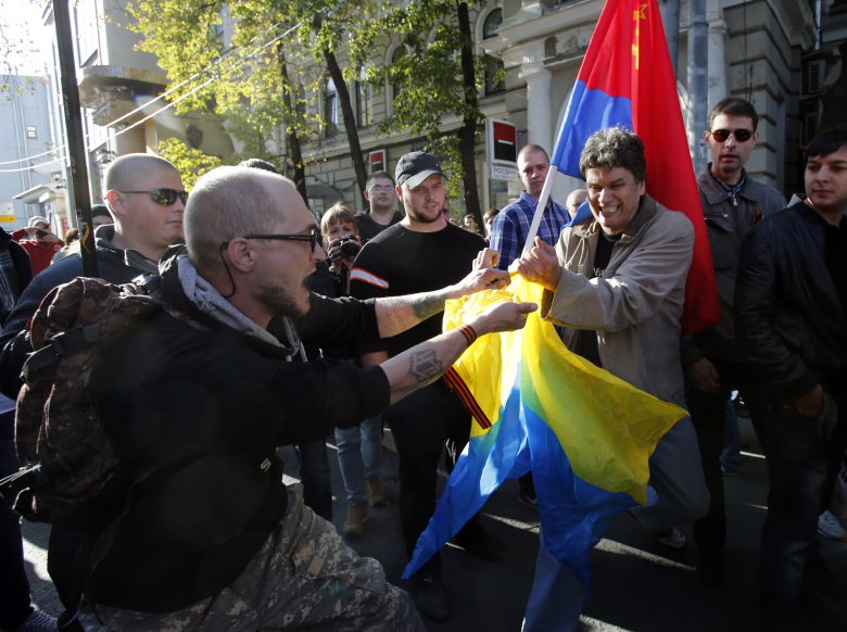 Сторонники ДНР и ЛНР вырывают украинский флаг у участников Марша мира в Москве.