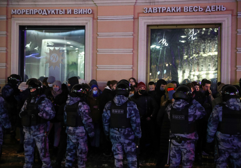 Сотрудники полиции и участники акции протеста в поддержку Алексея Навального в центре Москвы Фото: Михаил Терещенко/ТАСС