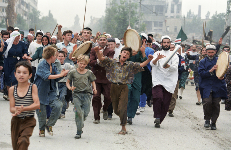 Шествие на главной улице Грозного, июль 1996 года