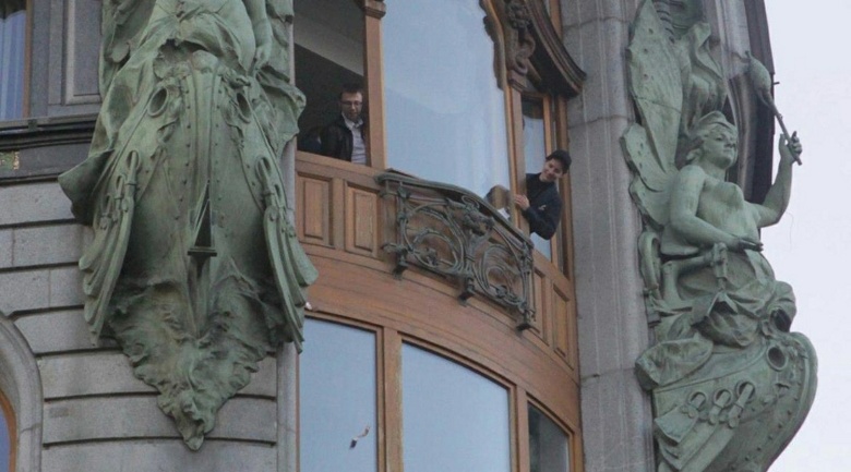 Павел Дуров любуется, как падают в толпу, собравшуюся на Невском, бумажные самолетики из 5-тысячных купюр, взлетевшие из окна штаб-квартиры "ВКонтакте", 27 мая 2012 г.