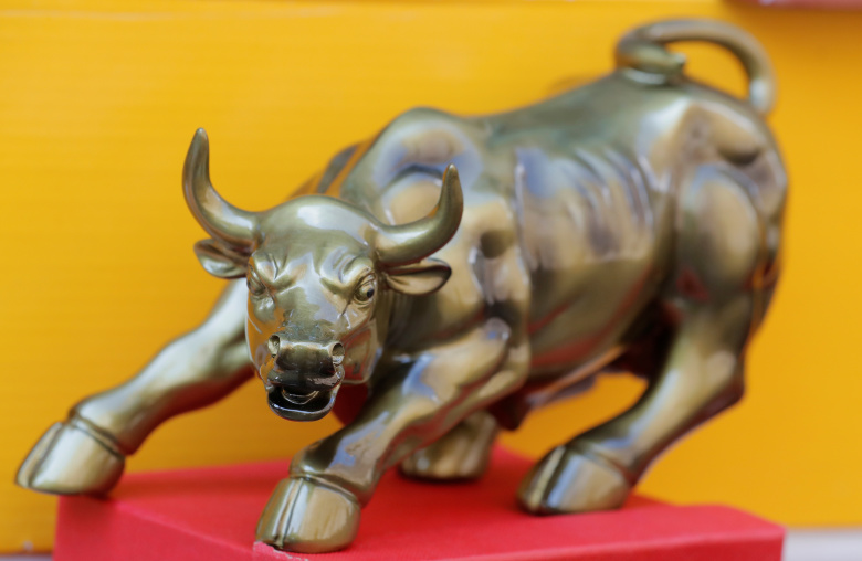 Сувенирная копия «Атакующего быка» - быка перед Нью-Йоркской фондовой биржей. Фото: Brendan McDermid / Reuters