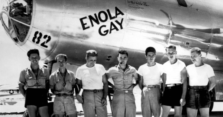 Экипаж бомбардировщика Б-29 "Энола Гэй", сбросивший первую атомную бомбу на Японию