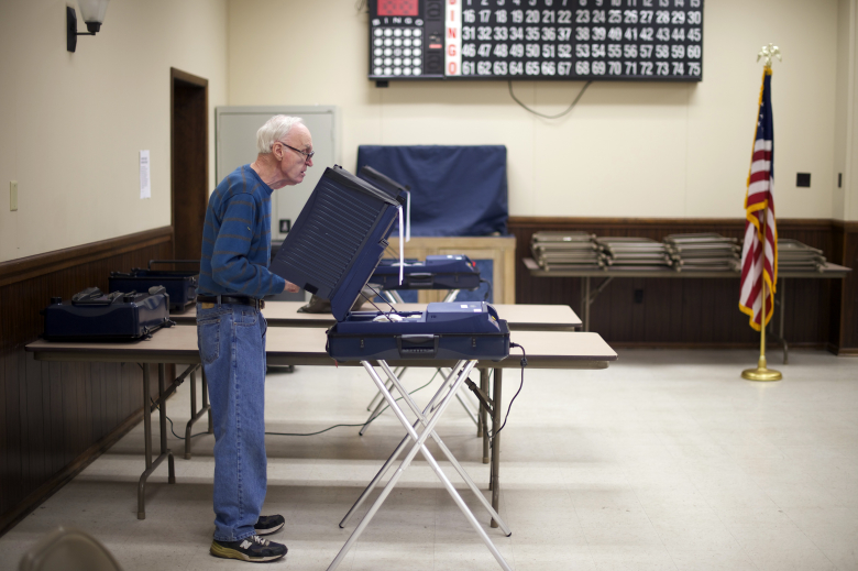 Избиратель у электронной машины для голосования в штате Южная Каролина, США