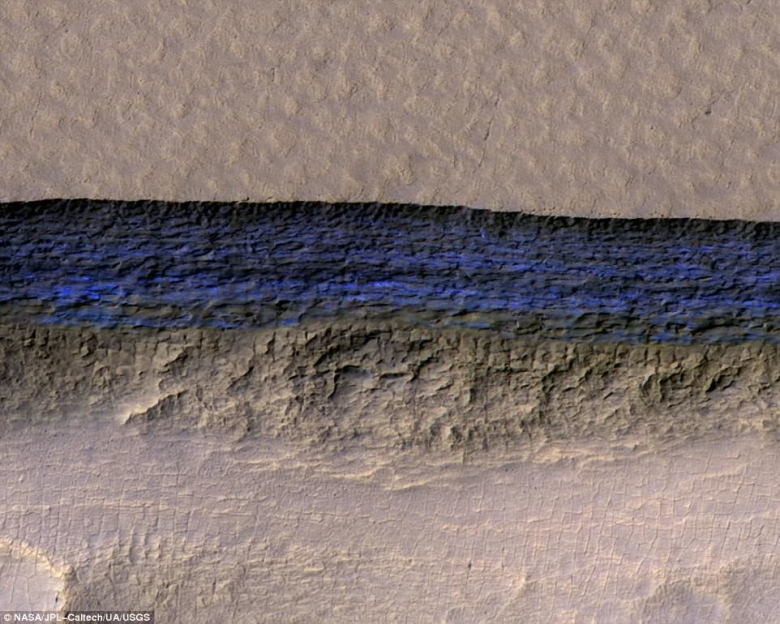 Ледяные отложения на Марсе. Фото: USGS / JPL / UNIVERSITY OF ARIZONA / NASA
