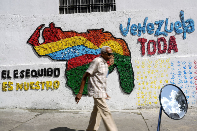 «Эссекибо наш, как и вся Венесуэла»: уличная аппликация в Каракасе в поддержку аннексии. К картографическому силуэту республики добавлен оспариваемый регион (справа)