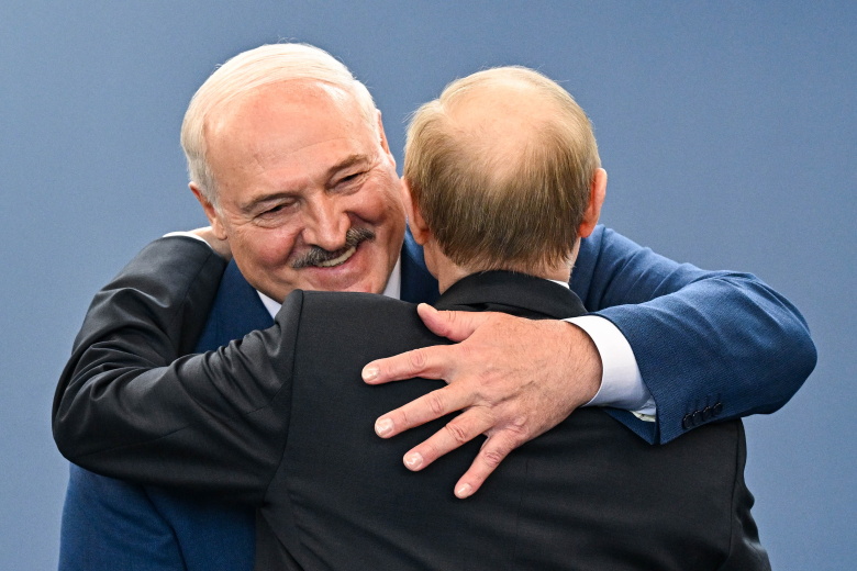 Президент России Владимир Путин и президент Беларуси Александр Лукашенко обнимаются на пленарном заседании в Национальном выставочном центре «Белэкспо». Минск, 26 июня 2025 года