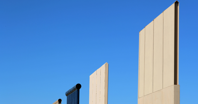Образцы конструкции приграничной стены между США и Мексикой. Фото: Mike Blake / Reuters