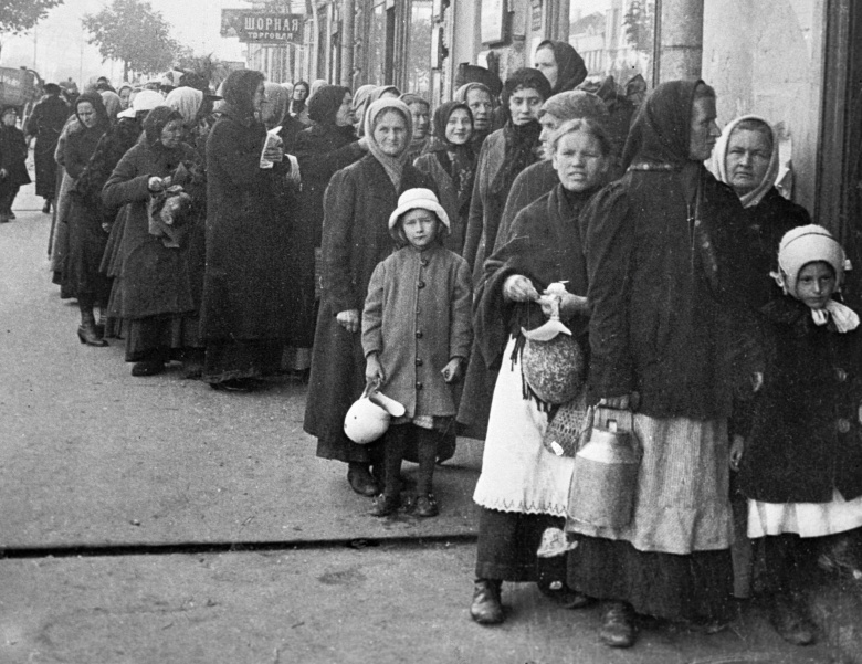 Москвичи стоят в очереди за продуктами, 1919 год