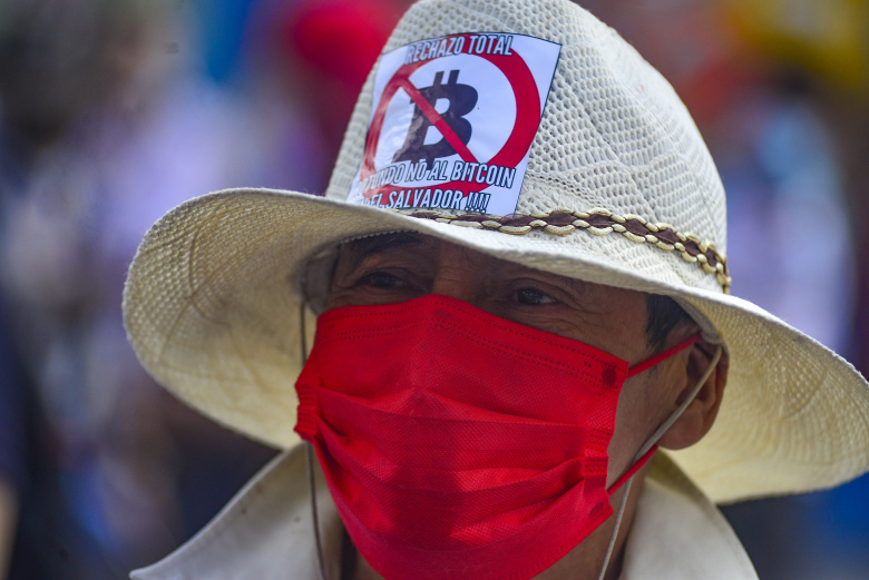 Участник демонстрации протеста против биткоинов как платежного средства в Сальвадоре, 15 сентября 2021 года