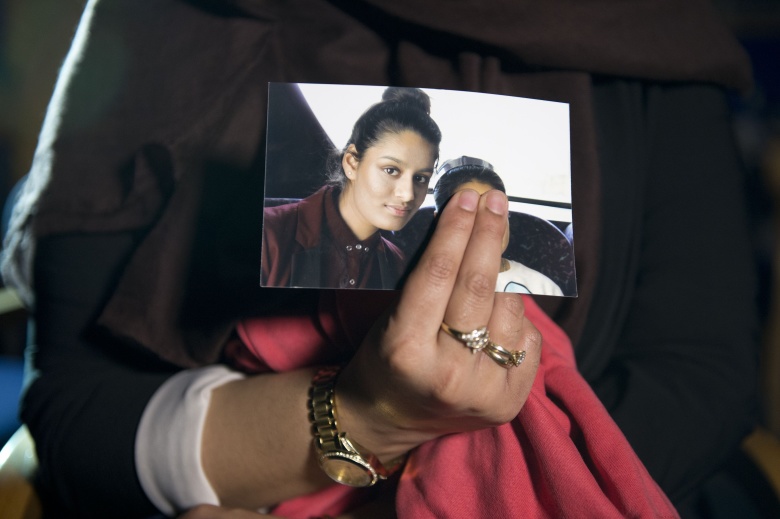 Сестра Шамимы Бегам показывает ее фото. Фото: Laura Lean / FA Bobo / PIXSELL / PA Images / ТАСС