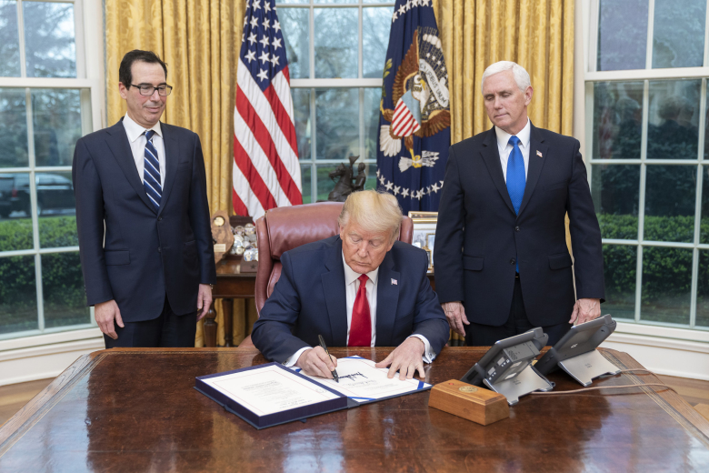 Дональд Трамп подписывает Закон, призванный отреагировать на экономические последствия пандемии. Фото: Shealah Craighead / White House / flickr.com