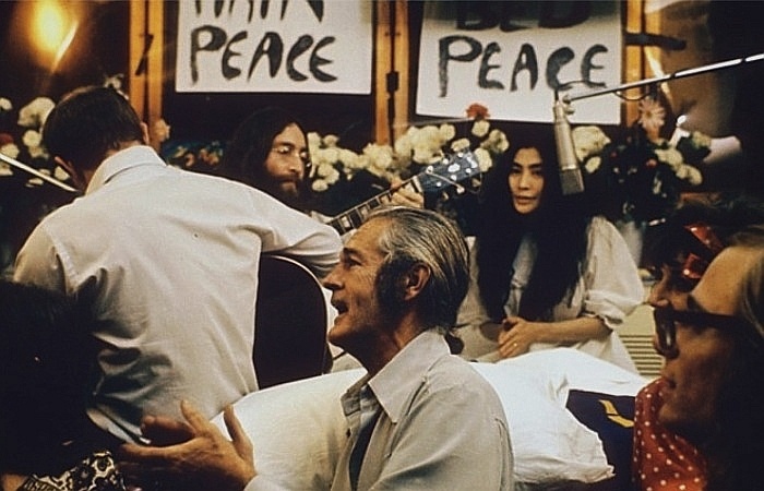 Джон Леннон, Тимоти Лири, Йоко Оно и другие на записи песни "Give Peace A Chance"