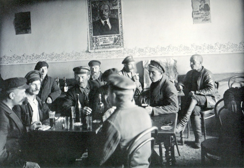 «Рабочие в чайной», 1924. Фото С. А. Магазинера (1886—1940)