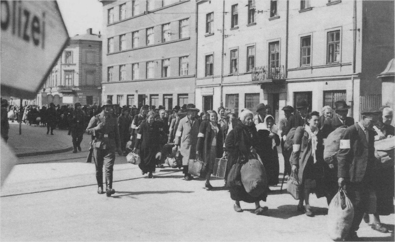 Депортация евреев из Краковского гетто, март 1943. Гетто было организовано по приказу губернатора Кракова Отто Вехтера в 1941-м